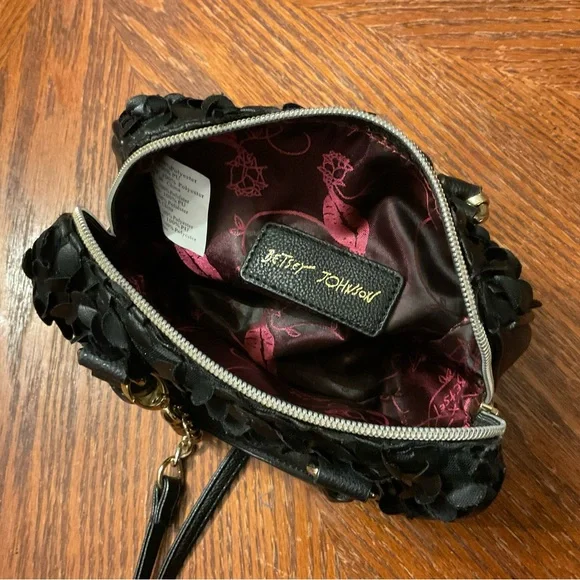 Adorable Betsy Johnson Frilly Black 🌹 Petal Heart Silver Hardware & Chain bag! - Picture 16 of 16